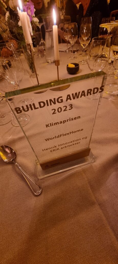 7 November 2023 vandt vi klimaprisen ved årets Building Awards for udviklingen af WorldFlexHomes byggekoncept