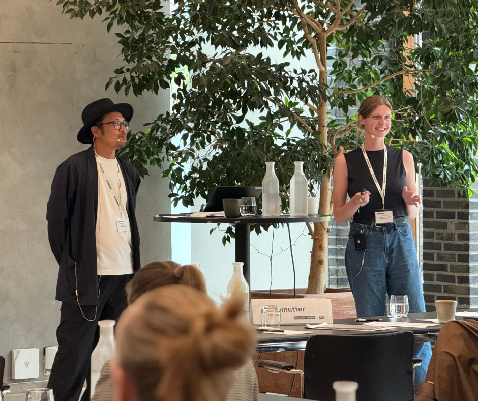 I august holdt Helena og Maki oplæg om japansk genbrugstræ på Building Green-konferencen 'Biobaserede byggematerialer 2025'. Få nogle af højdepunkterne her.
