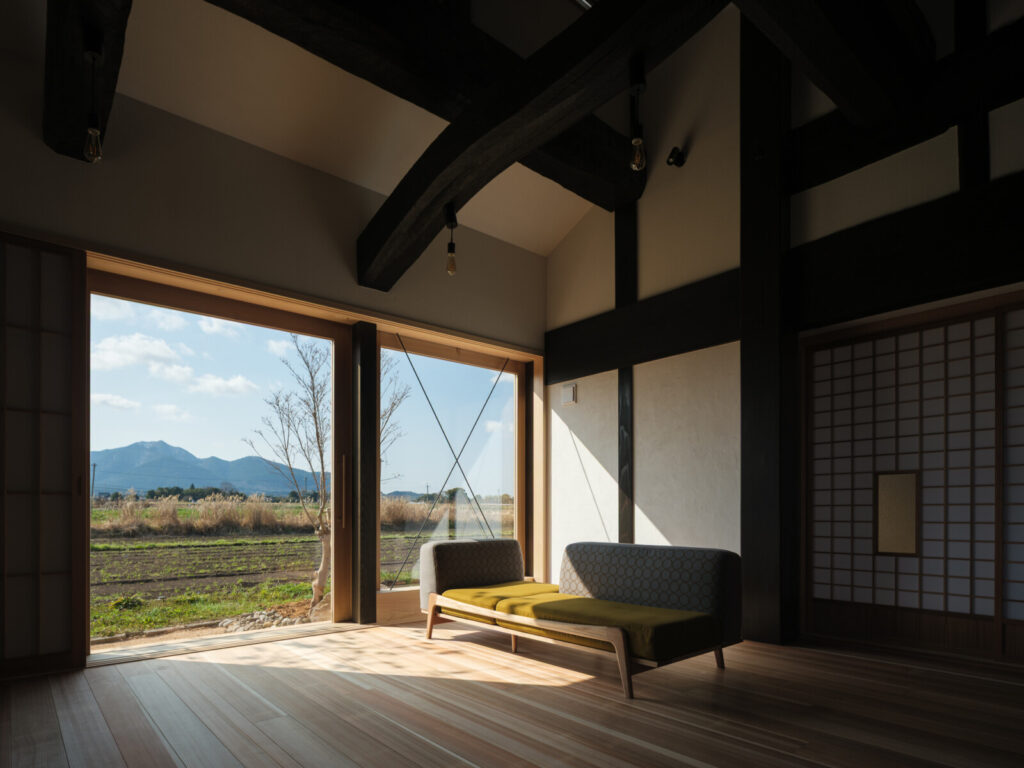 150 år gamle træbjælker lever videre i nyopført Sou Shin-byggeri - gennemført, arkitektonisk énfamiliehus i en moderne fortolkning af japansk håndværk og cirkulært byggeri.